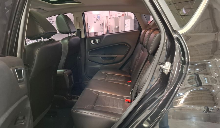 Ford Fiesta Kinetic Design 1.6 16V TITANIUM Hatchback 2014