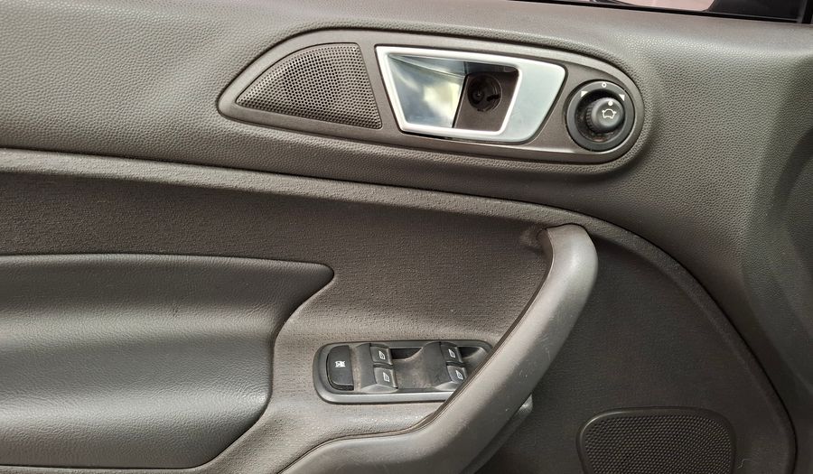 Ford Fiesta Kinetic Design 1.6 16V TITANIUM Hatchback 2014