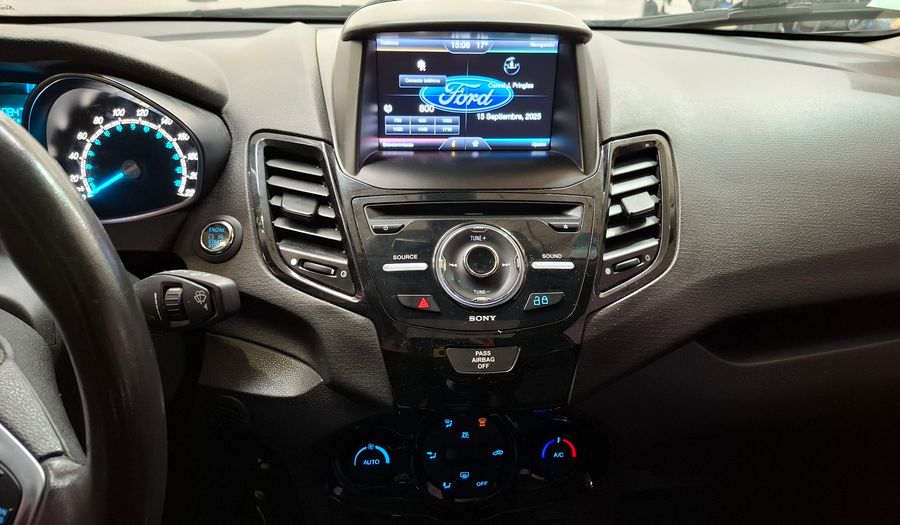 Ford Fiesta Kinetic Design 1.6 16V TITANIUM Hatchback 2014