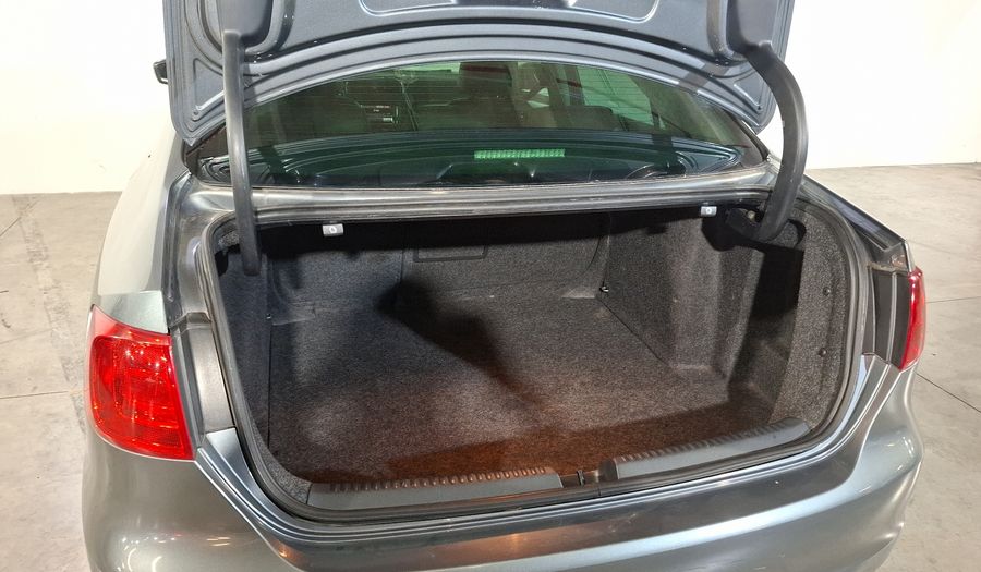 Volkswagen Jetta 2.5 SPORT BOLSA PAQ NAVE TECHO TIPTRONIC Sedan 2014
