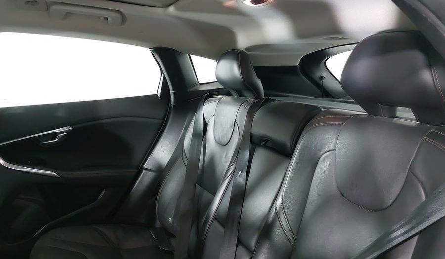 Volvo V40 2.0 MOMENTUM T4 AT AWD Hatchback 2016