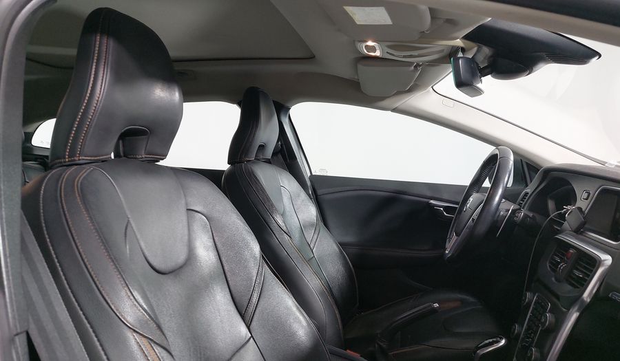 Volvo V40 2.0 MOMENTUM T4 AT AWD Hatchback 2016