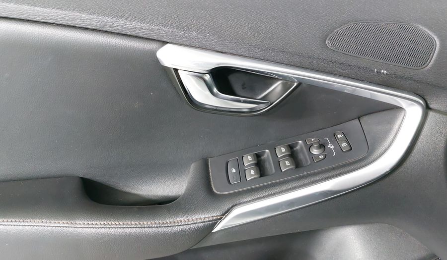 Volvo V40 2.0 MOMENTUM T4 AT AWD Hatchback 2016