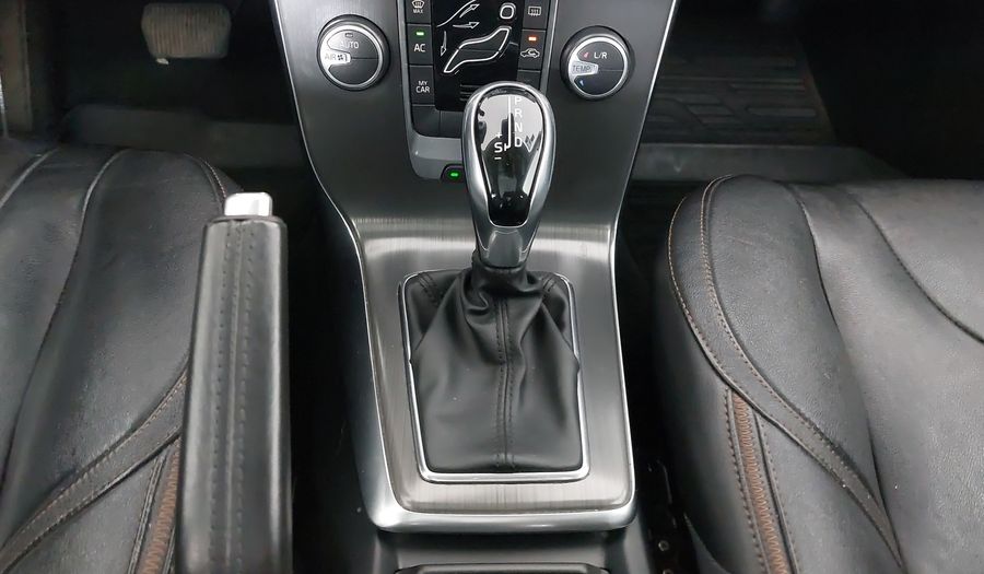 Volvo V40 2.0 MOMENTUM T4 AT AWD Hatchback 2016