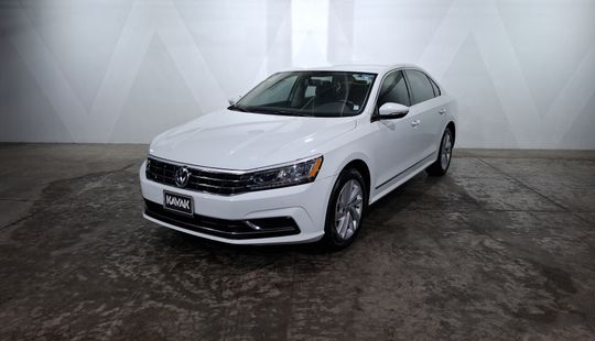 Volkswagen • Passat