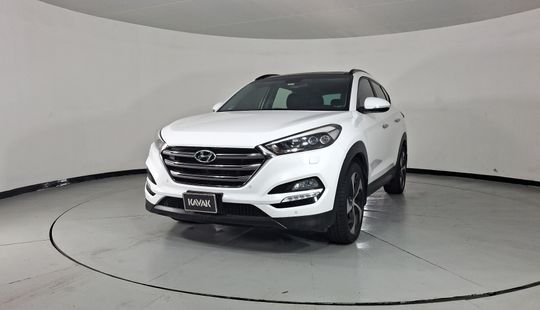 2018 • 104,769 km • Automático