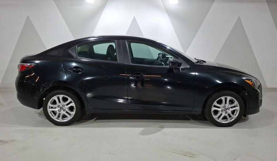 Toyota Yaris 1.5 R XLE AT Sedan 2016