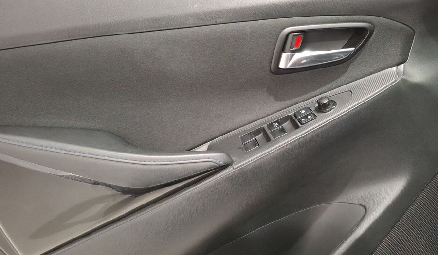Toyota Yaris 1.5 R XLE AT Sedan 2016