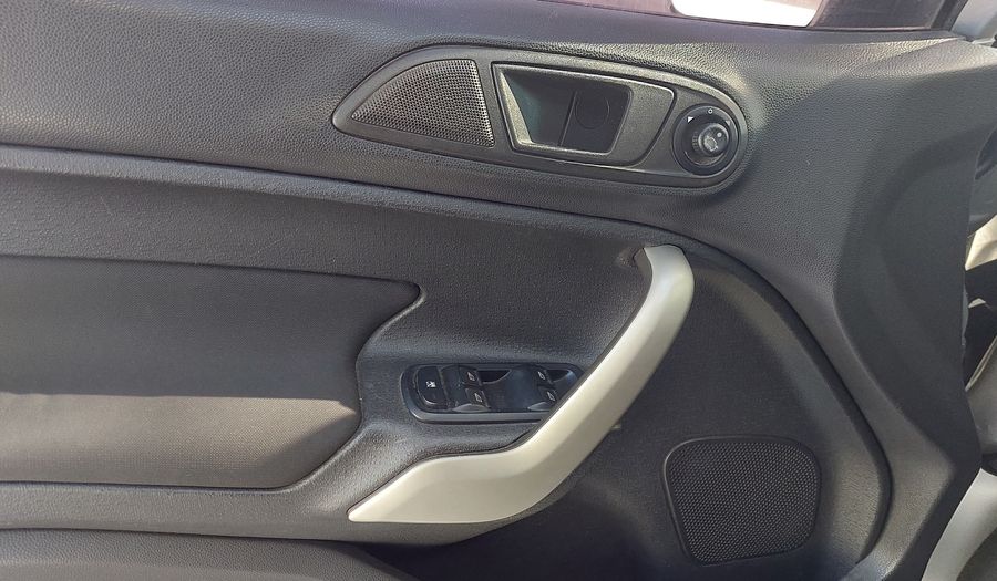 Ford Fiesta Kinetic Design 1.6 16V TITANIUM Hatchback 2011