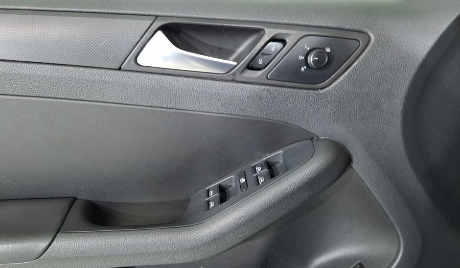 Volkswagen Jetta 2.5 STYLE ACTIVE MT Sedan 2013