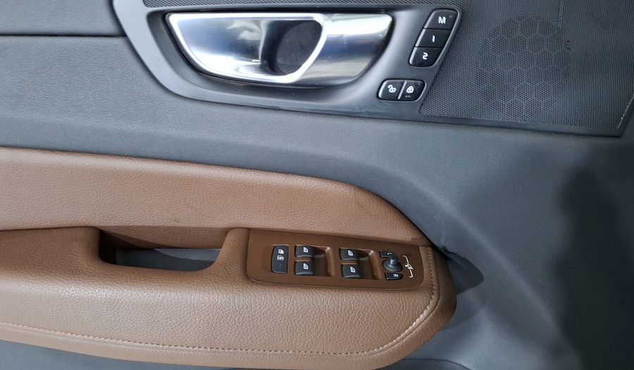 Volvo Xc60 2.0 B5 MHEV MOMENTUM AUTO AWD Suv 2022
