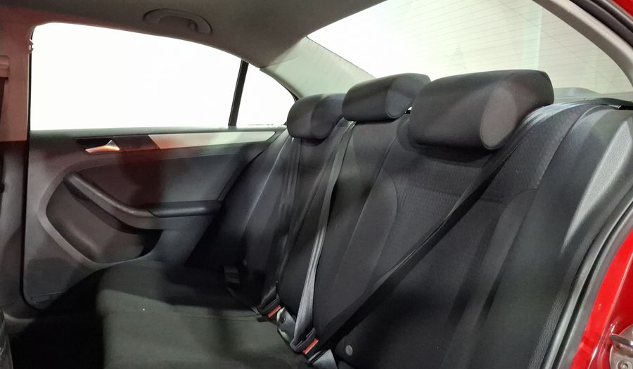 Volkswagen Jetta 2.5 COMFORTLINE TIP. BOLSAS AIRE DEL. Sedan 2017