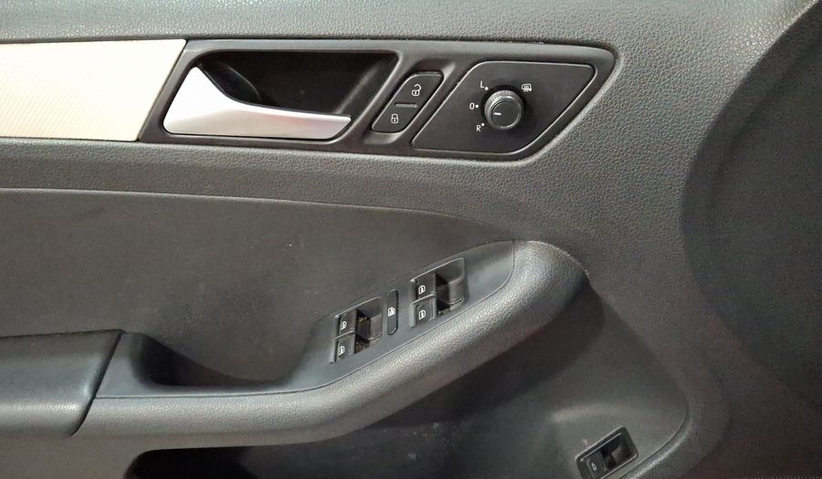 Volkswagen Jetta 2.5 COMFORTLINE TIP. BOLSAS AIRE DEL. Sedan 2017