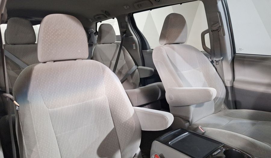 Toyota Sienna 3.5 XLE AT Minivan 2018