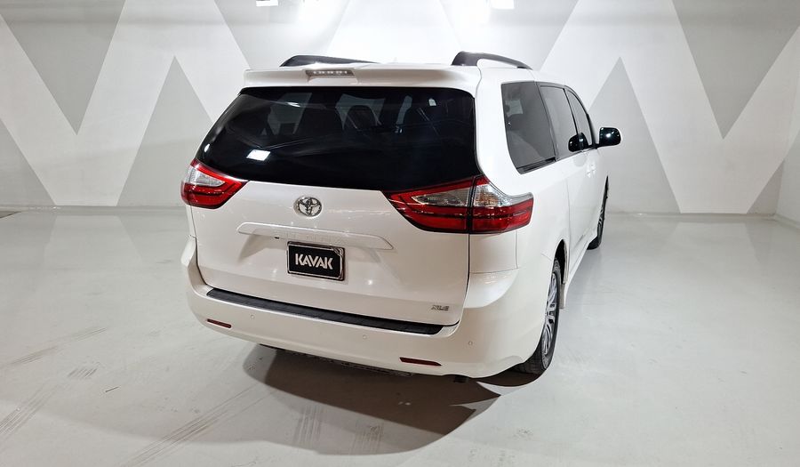 Toyota Sienna 3.5 XLE AT Minivan 2018