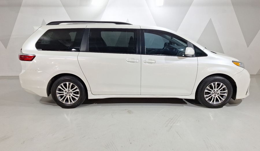 Toyota Sienna 3.5 XLE AT Minivan 2018