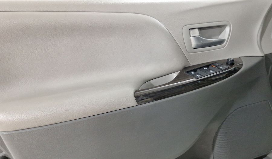 Toyota Sienna 3.5 XLE AT Minivan 2018