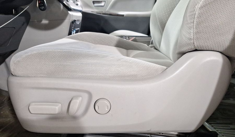 Toyota Sienna 3.5 XLE AT Minivan 2018