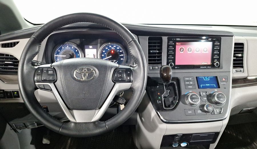 Toyota Sienna 3.5 XLE AT Minivan 2018