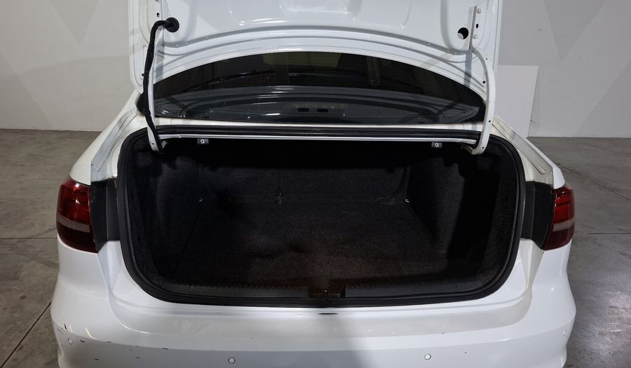 Volkswagen Jetta 2.5 TRENDLINE TIP. Sedan 2018