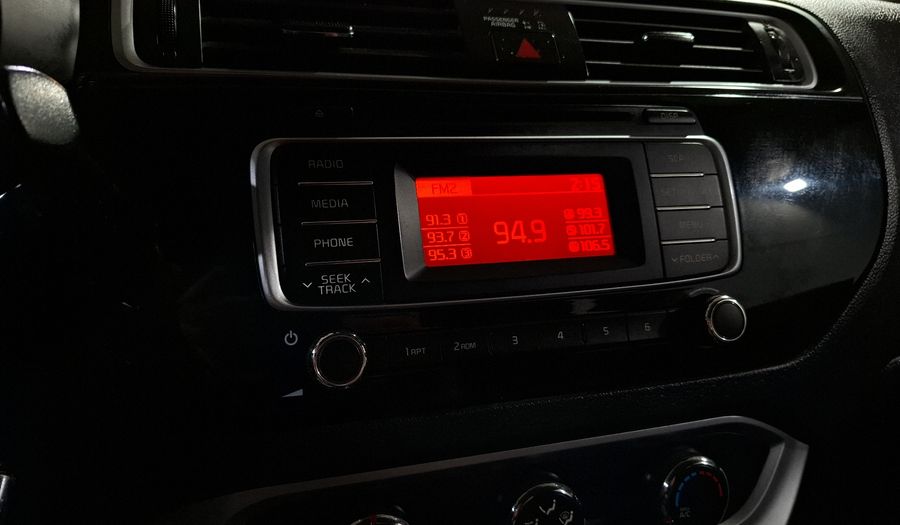 Kia Rio 1.6 LX MT Hatchback 2017