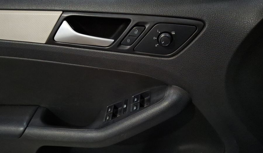 Volkswagen Jetta 2.5 COMFORTLINE TIP. BOLSAS AIRE DEL. Sedan 2018