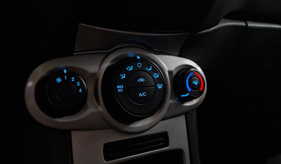 Ford Fiesta Kinetic Design 1.6 SE Hatchback 2015