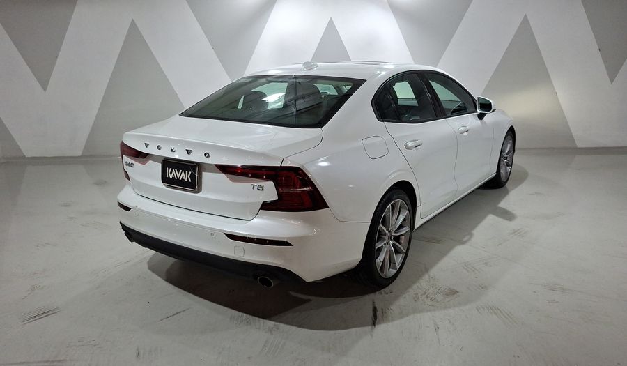 Volvo S60 2.0 T5 MOMENTUM AUTO Sedan 2021