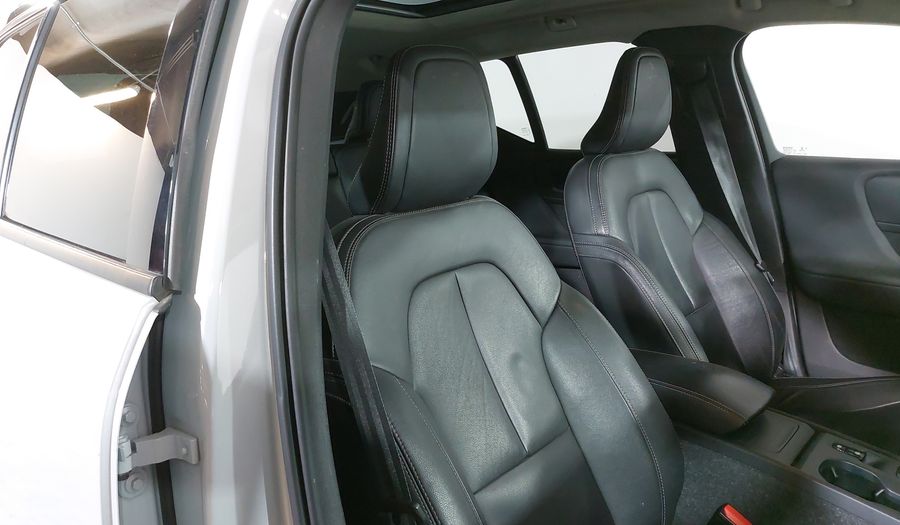 Volvo Xc40 2.0 T4 MOMENTUM AUTO Suv 2021