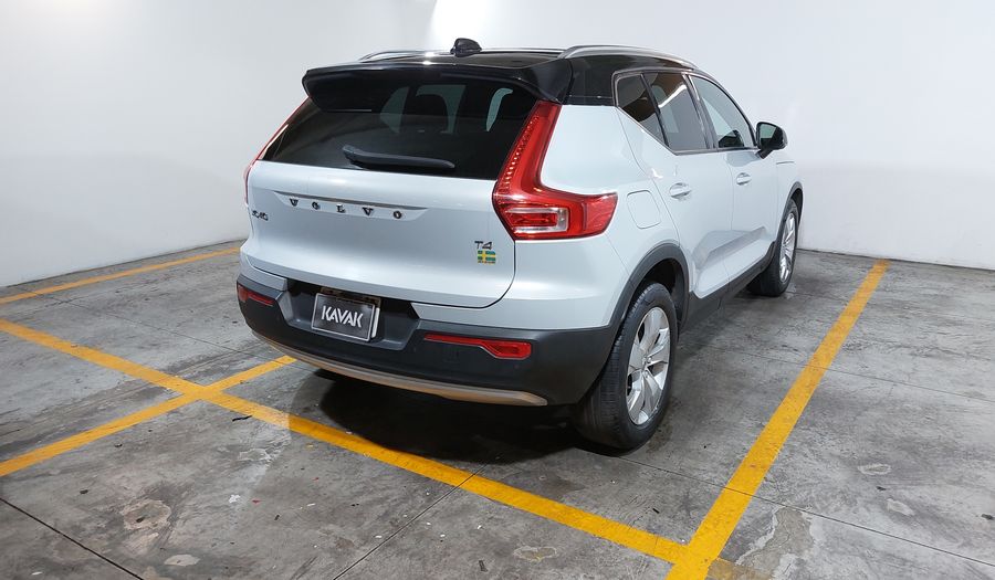 Volvo Xc40 2.0 T4 MOMENTUM AUTO Suv 2021