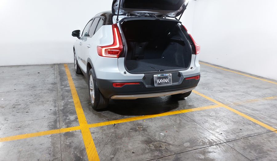 Volvo Xc40 2.0 T4 MOMENTUM AUTO Suv 2021