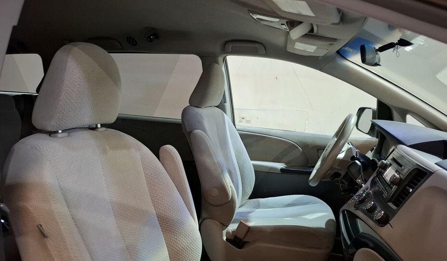 Toyota Sienna 3.5 LE AT Minivan 2011