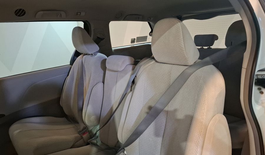 Toyota Sienna 3.5 LE AT Minivan 2011