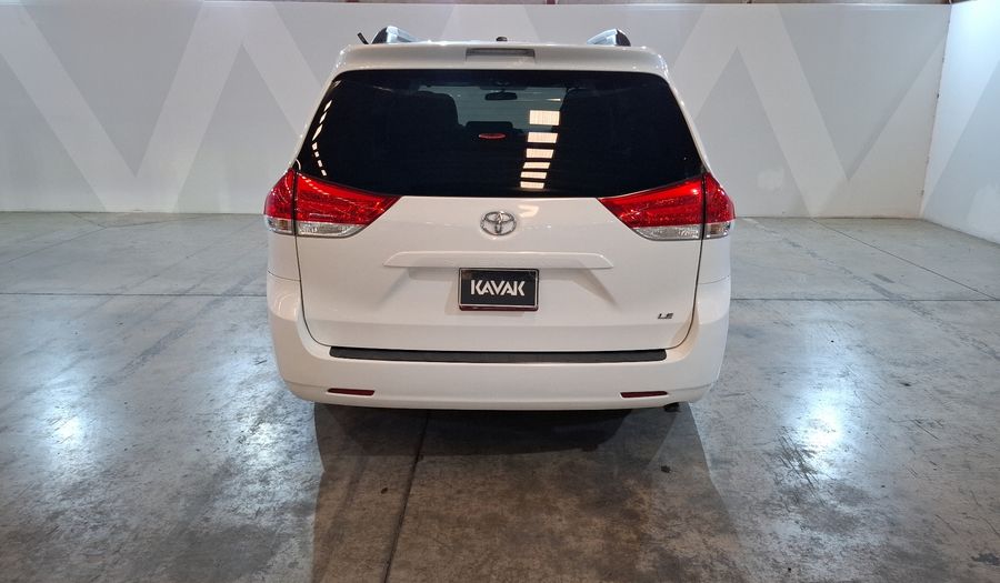 Toyota Sienna 3.5 LE AT Minivan 2011