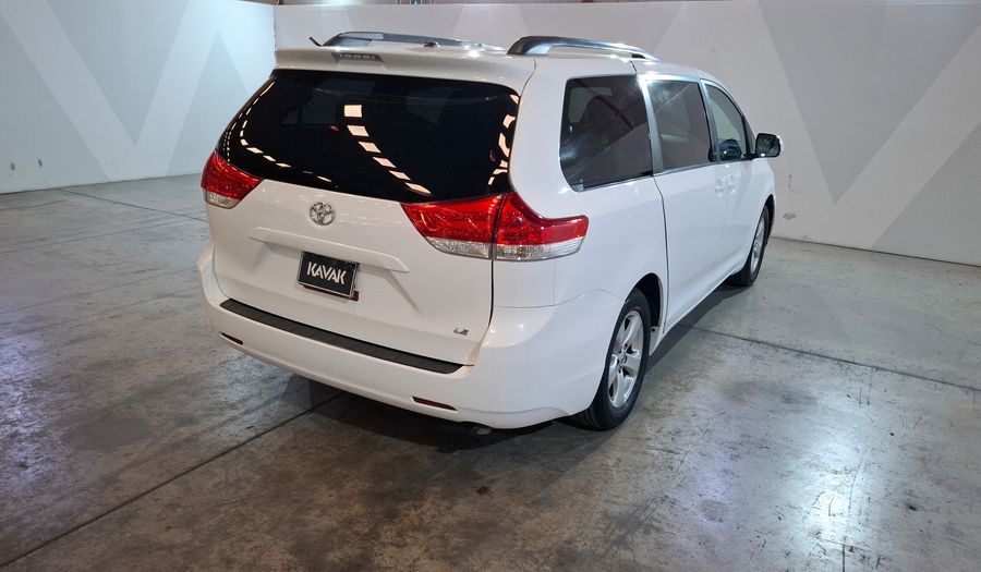 Toyota Sienna 3.5 LE AT Minivan 2011