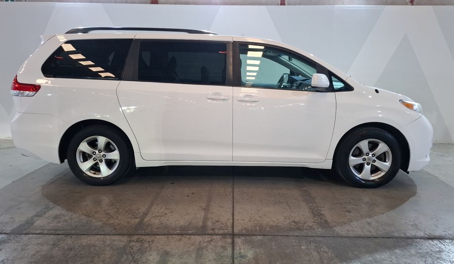Toyota Sienna 3.5 LE AT Minivan 2011