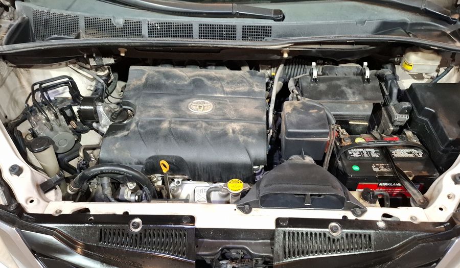 Toyota Sienna 3.5 LE AT Minivan 2011