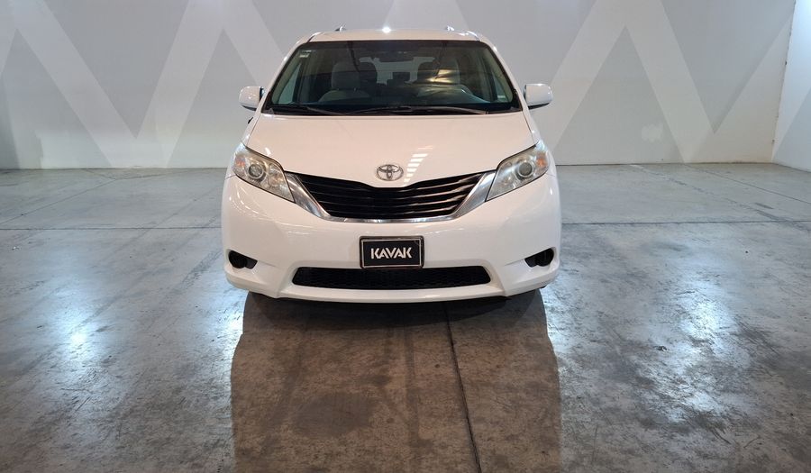 Toyota Sienna 3.5 LE AT Minivan 2011