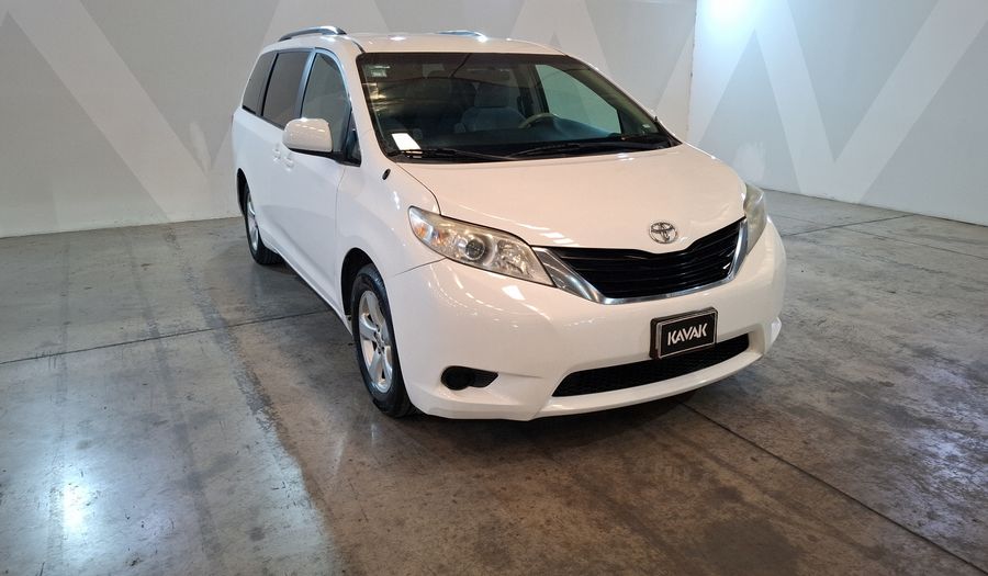 Toyota Sienna 3.5 LE AT Minivan 2011