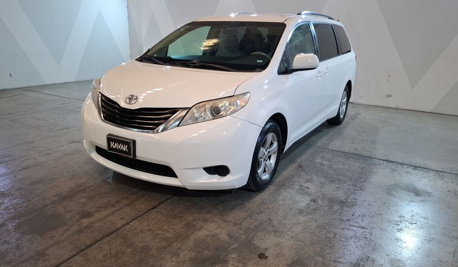 Toyota Sienna 3.5 LE AT Minivan 2011