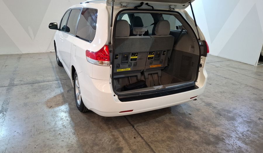 Toyota Sienna 3.5 LE AT Minivan 2011
