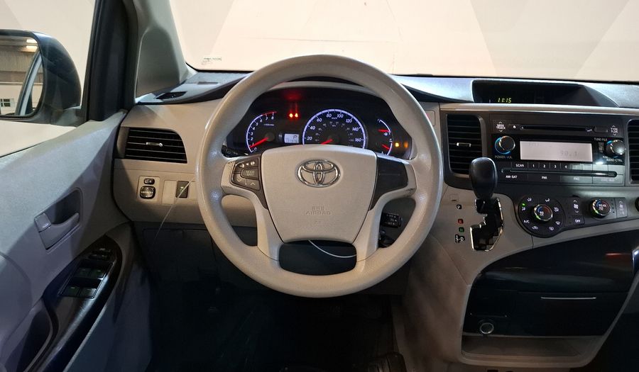 Toyota Sienna 3.5 LE AT Minivan 2011
