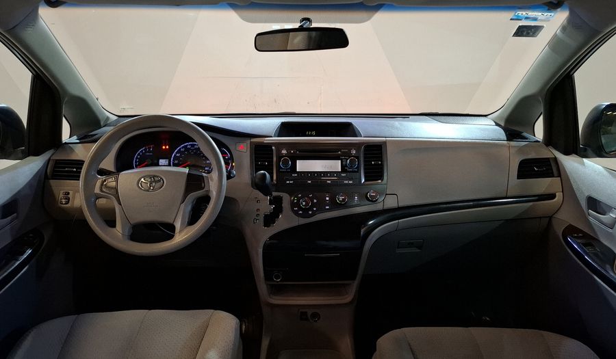 Toyota Sienna 3.5 LE AT Minivan 2011