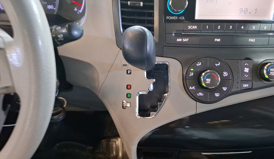Toyota Sienna 3.5 LE AT Minivan 2011