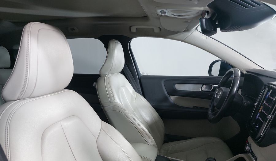 Volvo Xc40 2.0 T4 MOMENTUM AUTO Suv 2021