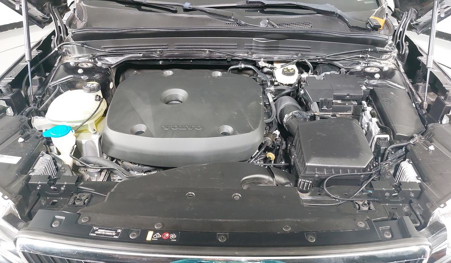 Volvo Xc40 2.0 T4 MOMENTUM AUTO Suv 2021