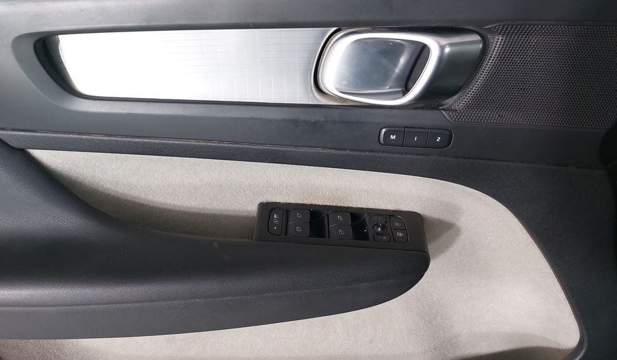 Volvo Xc40 2.0 T4 MOMENTUM AUTO Suv 2021