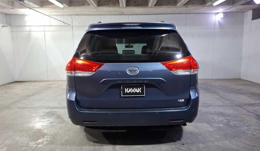 Toyota Sienna 3.5 XLE AT Minivan 2014