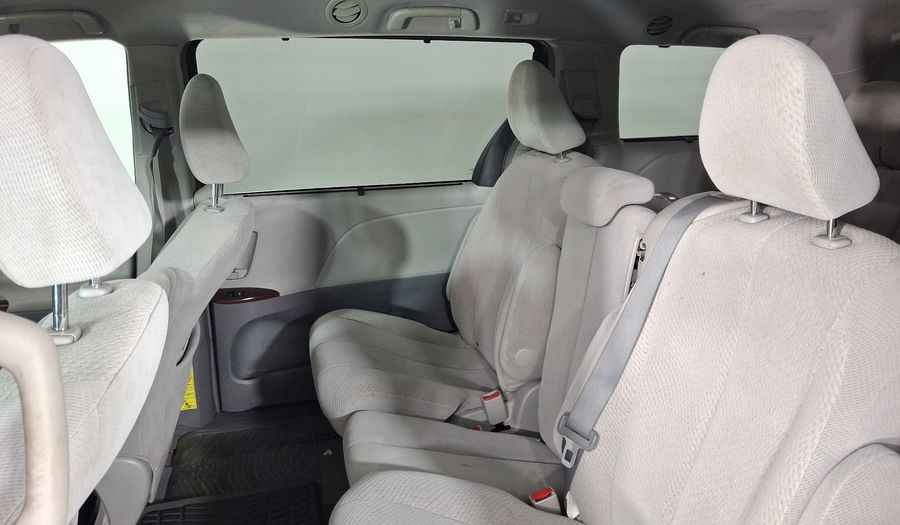 Toyota Sienna 3.5 XLE AT Minivan 2012