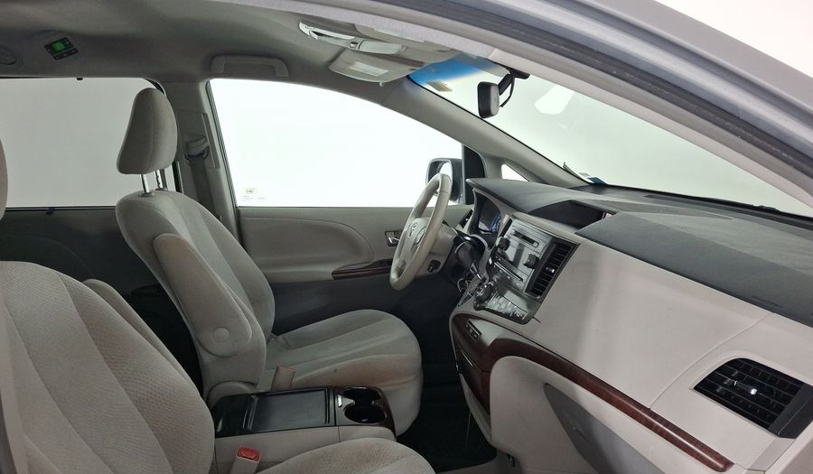 Toyota Sienna 3.5 XLE AT Minivan 2012